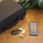 Standkey bamboo keychain phone stand - Image 7