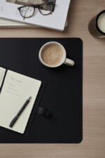VINGA Timo PU RCS RPET desk pad - Image 4